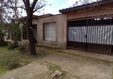 Casa 2 dormitorios, patio y cochera